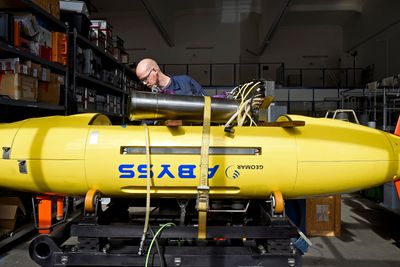Elektroingeniør Lars Triebe inspiserer AUV-en Abyss ved Heimholtz-instituttet i Kiel.
