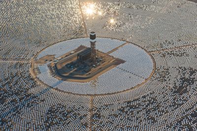 Ørkenøy: Ivanpah framstår som en øy av speil 65 kilometer fra Las Vegas. Foto: Brightsource