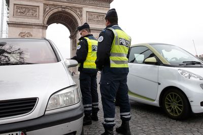 Triumfbuen var ett av trafikknutepunktene i Paris hvor politiet mandag stoppet biler med nummerskilt som slutter på partall. 