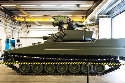 Norge har bestilt 144 nye/oppgraderte CV90-vogner som produseres her i Örnsköldsvik mellom Sundsvall og Umeå på den svenske østkysten. Denne forserievognen har ikke gummibelter slik den egentlig skal ha, har en annen våpenstasjon og mangler pansret beltebeskyttelse.