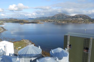 September 2014: Fôrfabrikken til Marine Harvest på Valsneset i Bjugn er ferdig og klar for offisiell åpning. Fabrikken ble bygget på rekordtid - 1,5 år fra byggestart. 