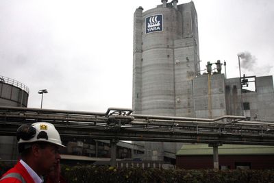 Logo: Yaras store logo på det 109 meter høye tårnet på fabrikk 4. Fabrikksjef Per Knudsen haster forbi. 