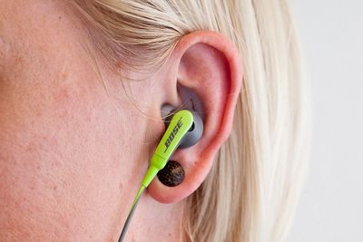 Bose SoundSport IE sitter fenomenalt godt i øret. StayHear-bøylene er en genial oppfinnelse. 