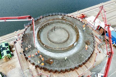Start: Her har de startet byggingen av havvindfundamentet til norske Seatower. Platen har en diameter på litt over 23 meter, og er her mer enn en meter høy. Den ferdige konstruksjonen vil være 100 meter høy og veie 1800 tonn, inkludert meteorologi-mast og ballastvann.