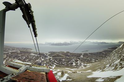 Utsikten fra toppen av Zeppelinfjellet i Ny-Ålesund på Svalbard er imponerende. Her oppe har man detektert sporstoffer fra skogbranner så langt borte som Nord-Amerika og Russland.