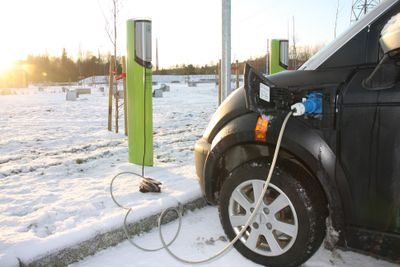 Ved å spare energibruken til setevarmere i elbil håper tyske forskere på å øke elbilens popularitet. 