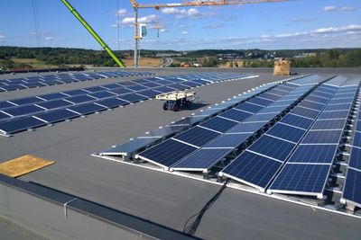 Asko fikk gode resultater fra sitt pilotprosjekt på Vestby (bildet), og var klar for en stor solcellesatsing i Norge. NVEs beslutning om å ikke gi elsertifikater til hele produksjonen, gjør at hele satsingen må revurderes.