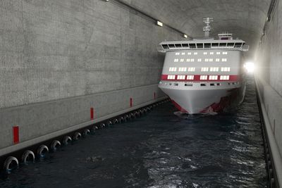 Stad skipstunnel sprenges ut med en bredde på 36 meter med 26,5 meter mellom fendrene. Små cruiseskip og hurtigruteskip kan passere. 