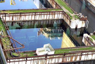 Mosegrodd basseng med brukte brenselselementer på Sellafield-anlegget i England.