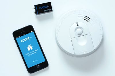 Oppstarsbedriften Roost kommer snart med et batteri med en egen wifi-enhet. Med en app på telefonen kan du varsles når røykvarsleren går. 