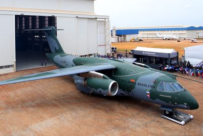 Her er den første KC-390-prototypen som ble rullet ut av hangaren første gang tirsdag. 