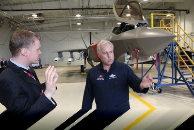 Sjefstestpilot Alan B. Norman har aldri fløyet et bedre kampfly. Han har mer 6.000 timer i lufta med 70 ulike fly. Her forklarer han egenskapene til kommunikasjonsrådgiver Endre Lunde i Forsvarsdepartementet. 