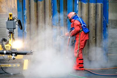 Ubehagelig: Ved manuell sandblåsing utsettes operatøren for 110 dB støy én meter fra flaten som renses.  Foto: Kaefer Energy  