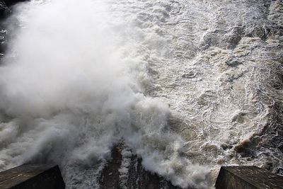  Redusert fallhøyde gir lavere virkningsgrad ved elvekraftverkene under flommen.