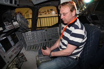 Teknisk Ukeblads medarbeider i dyp konsentrasjon inne i cockpit.  