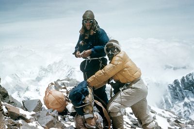 Sir Edmund Hillary og Tenzing Norgay nådde toppen av Everest med hvert sitt oksygenapparat med åpent kretsløp. Bildet er tatt på sør-ryggen av fjellet.