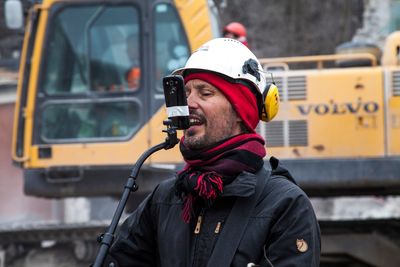 Telenor har fått den svenske visesangeren Oscar Danielson til å spille inn musikk gjennom en mobilsamtale over HD Voice mens de river gamle Smestad brannstasjon i bakgrunnen. 