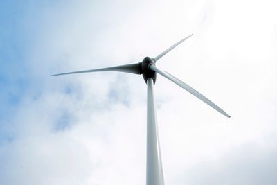 Konsesjon: Vesterålskraft Vind AS har fått endelig konsesjon til Ånstadblåheia vindpark i Sortland, men må utrede risikoen for iskast fra rotorbladene. 
