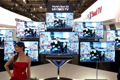 Trykker på knappen: LG har fortalt verden at andre halvår neste år går startskuddet for masseproduksjon av OLED-TV-er. Men vær advart. De blir ikke billige før om mange år. 