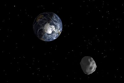 Asteroiden 2012 DA14 passerte nylig jorden på sin ferd gjennom verdensrommet. Det vil ikke vare evig, men forsvinne om noen titalls milliarder år, tror amerikanske forskere. 
