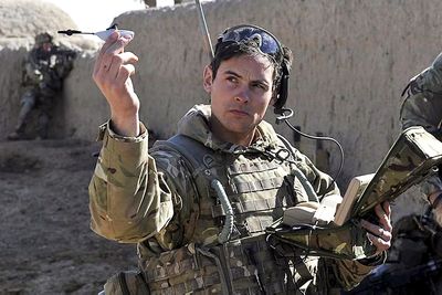Britene bruker det: Sersjant Scott Weaver fra «The Queens Royal Lancers» sender av gårde en PD-100 Black Hornet fra en stilling i Afghanistan i forbindelse med Operation QALB.  Foto: Det britiske forsvarsdepartementet  