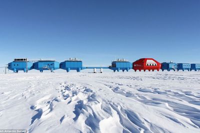 SPESIALDESIGNET: Britene har bygget en forskningsstasjon spesialdesignet for å ikke forsvinne i det ugjestmilde antarktiske klimaet. Foto: British Antarctic Survey