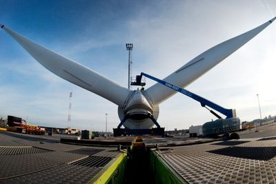 Alstoms Haliade (6 MW) har en rotordiameter på 150 meter, og en totalhøyde på 175 meter når et av rotorbladene står rett til værs. Turbinen er installert på 60 meters dyp rundt 40 kilometer ut fra Belgias lille kyststripe.