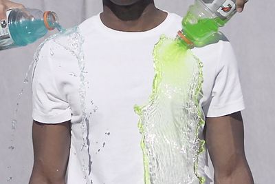 Silic: T-skjorta som renser seg selv. Ved hjelp av "hydrofobisk nanoteknologi" skal skjorta være både pustende og støte fra seg de fleste væsker.