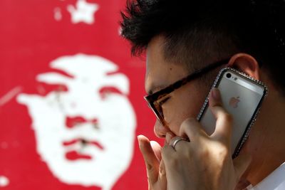 Smarttelefonen iPhone kommer i salg i Kina neste år.  
