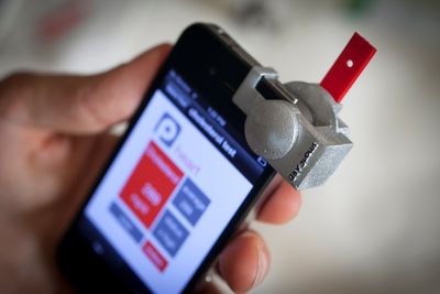 Ved å føre en bloddråpe over på den røde stripsen vist på bildet, skal smarttelefonen kunne måle kolesterolnivået ditt.