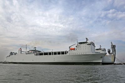 Pentagon jobber nå med å utstyre støtteskipet MV Cape Ray med mobile enheter for destruering av kjemiske våpen. Skipet skal være seilklart i begynnelsen av januar, og setter da kursen mot en ubestemt havn i Syria.