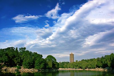 Peking Universityi Beijing er det beste universitet, ifølge en ny kåring. På bildet ses innsjøen på et av universitetets campus. 