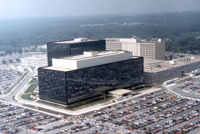 Hovedkontoret til National Security Agency (NSA) i Fort Meade i delstaten Maryland. Byrået har ifølge flere aviser tilgang til informasjon direkte fra nettgiganter som Facebook og Google.