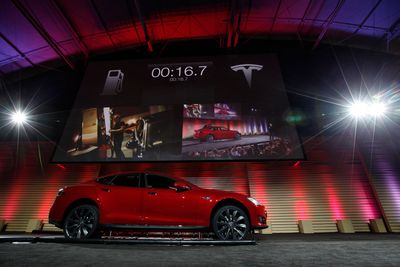 Tesla Motors demonstrerte sitt system for automatisk hurtig batteribytte på Model S på en pressekonferanse i Hawthorne, California i juni 2013.