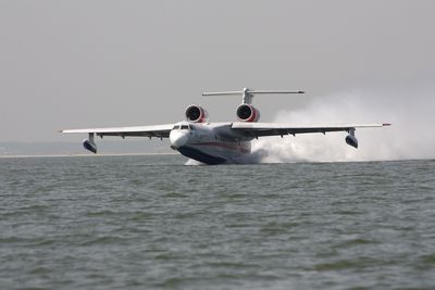 Her deltar et Be-200ES brannfly under slokking av skogbranner i 2010.