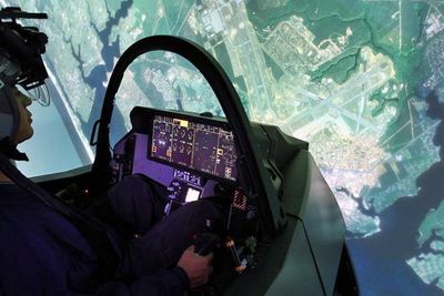 Før pilotene skal utføre komplekse manøvre med F-35, vil de få gjennomgående trening i høyteknologiske simulatormiljø. Minst 40 prosent av treningstiden for fremtidens jagerflygere vil foregå i simulator. 