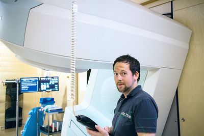 Vil ha partikkelstråling: Den gamle stråleterapien, slik som denne maskinen ved Radiumhospitalet, er ikke god nok i mange tilfeller. Moderne partikkelstråling trengs her i landet, mener medisinsk fysiker ved avdeling for medisinsk fysikk på Oslo universitetssykehus, Radiumhospitalet, Einar Waldeland.