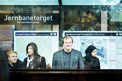 Terje Grytbakk, fotografert fra trikken, ventende på en holdeplass symboliserer godt jobben han har fått: Finn en måte å mangedoble kapasiteten til kollektivtrafikken på.