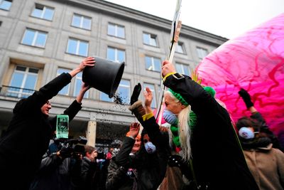 Greenpeace-aktivister kaster kull i lufta i protest etter Warszava-forhandlinger. 