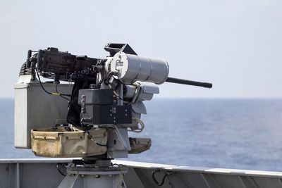 Kongsberg Defence Systems skal levere slike Sea Protector fjernstyrte våpenstasjoner til alle Sjøforsvarets kampfartøy i løpet av fire år. Foreløpig er systemet installert på fregatten Fridtjof Nansen. 