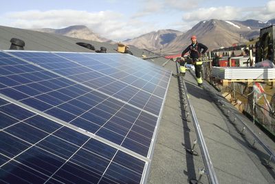 Solbes har installert solcellepaneler på bolighus i Longyearbyen. I neste omgang håper man å dekke store deler av kraftbehovet til kullgruvedriften i Sveagruva. Her med montør Christian Kjelsberg.