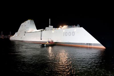 Her sjøsettes den nye destroyeren USS «Zumwalt» i Maine.