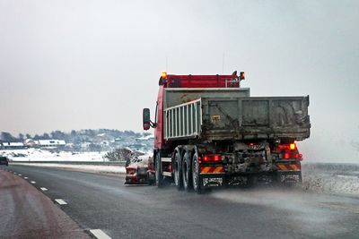 Veisalting gir mange utfordringer både for kjøretøy og miljø. Nå har et norsk selskap utviklet et system basert på flyplassteknologi. 