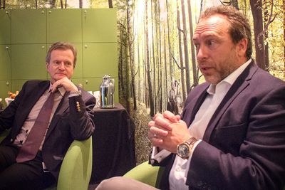 Informasjonspartnere: Telenorsjef Jon Fredrik Baksaas og Wikipediagründer Jimmy Wales har funnet tonen. Sammen skal de tilby gratis innhold og datatrafikk i mange av landene Telenor har nett. 