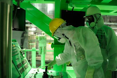  Arbeidet med å fjerne brenselstaver fra det ødelagte Fukushima-anlegget i Japan er i gang. 