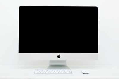iMac er tynn, ser veldig pen ut og har strålende skjerm og ytelse. 