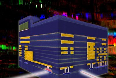 Tversnitt av databrikken fra IBM som kombinerer optiske og elektroniske kretser.