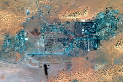 Gassanlegget i In Aménas fotografert fra en satellitt 8. januar. Ifølge olje- og energidepartementet i Algerie kan anlegget ha sluppet unna omfattende ødeleggelser, fordi det ble stengt ned da angrepet var et faktum. 