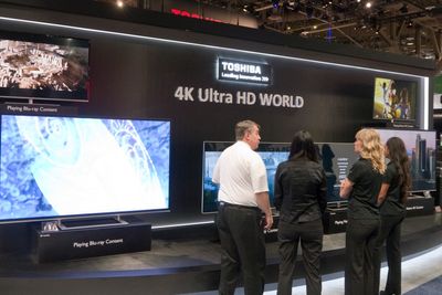 Toshiba viste flere ulike størrelser i Ultra HD. De lanserte den første 55 tommeren for et par år siden i et forsøk på å bruke den enorme oppløsningen via spesielle linser til å lage brilleløs 3D. Vi så utgave to av denne teknologien på CES. 