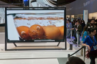 Enorm: Samsung vil ikke si om deres nye 110 tommer Ultra HD TV kommer til Norge, men lillebror på 85 tommer burde klare seg for de fleste. Lydanlegget er bygget inn i den spesielle rammen. 